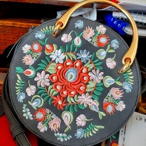 ⭐️Charming Charlie Embroidered Crossbody ⭐️